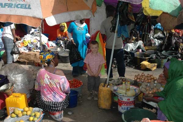 Hugo op de markt van Serrekunda.