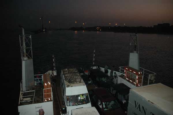 Het wordt donker op de ferry vanaf Banjul.