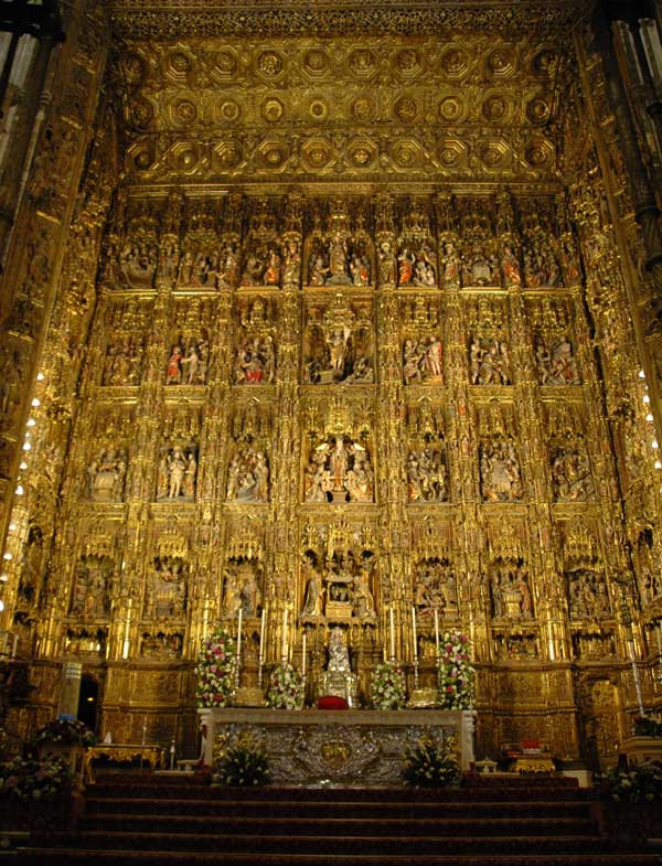 Indrukwekkend altaar in de kathedraal van Sevilla